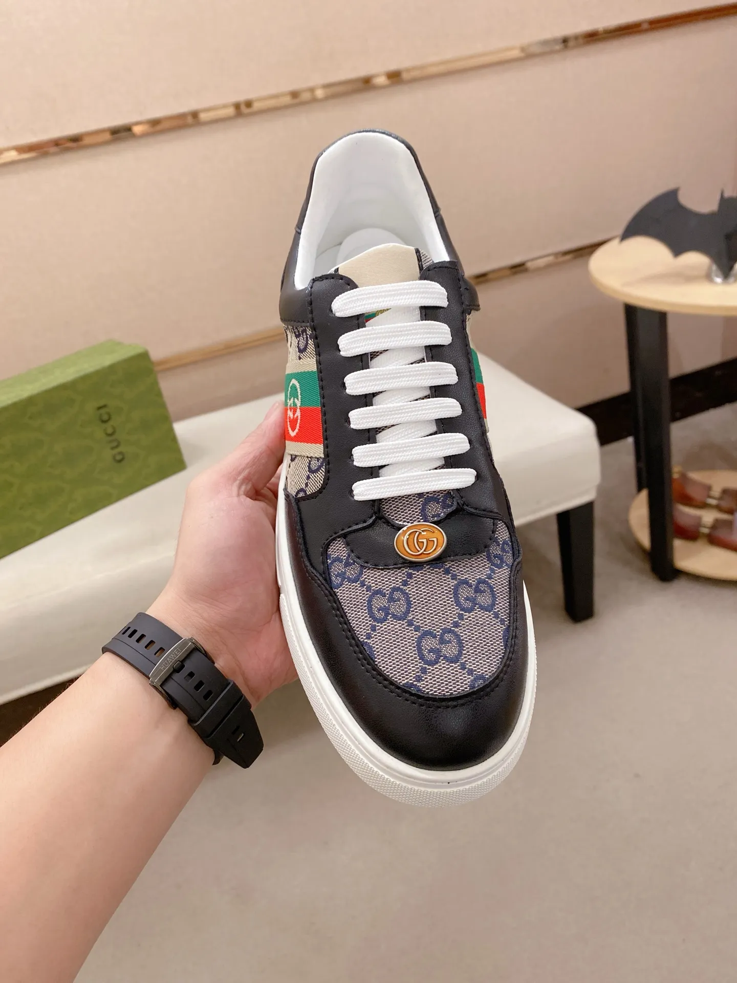 Factory price: 420💰 (GUCCI) The latest model from the official website 🎁🎁Casual and fashionable men's shoes👟, hot style 💥The version is simple and elegant, exclusive for trendy men. Unique official website latest brand elements 👑Gucci original decoration, fashionable and generous, the fabric is original cowhide ✅sheepskin lining, the official website specifies wear-resistant casual outsole, the classic model is taken in kind at the counter🎬38-44 (45 is not returned or exchanged)